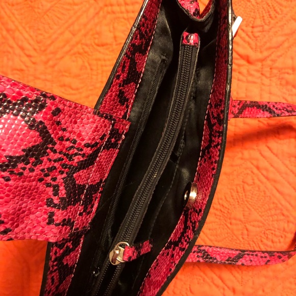 Guess purse - Picture 4 of 5